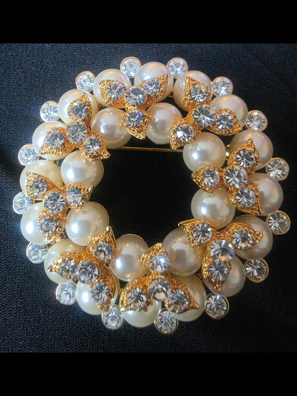 Elegant Statement Gold Tone & Faux Pearl & Rhinestone Wreath Brooch/Pendant